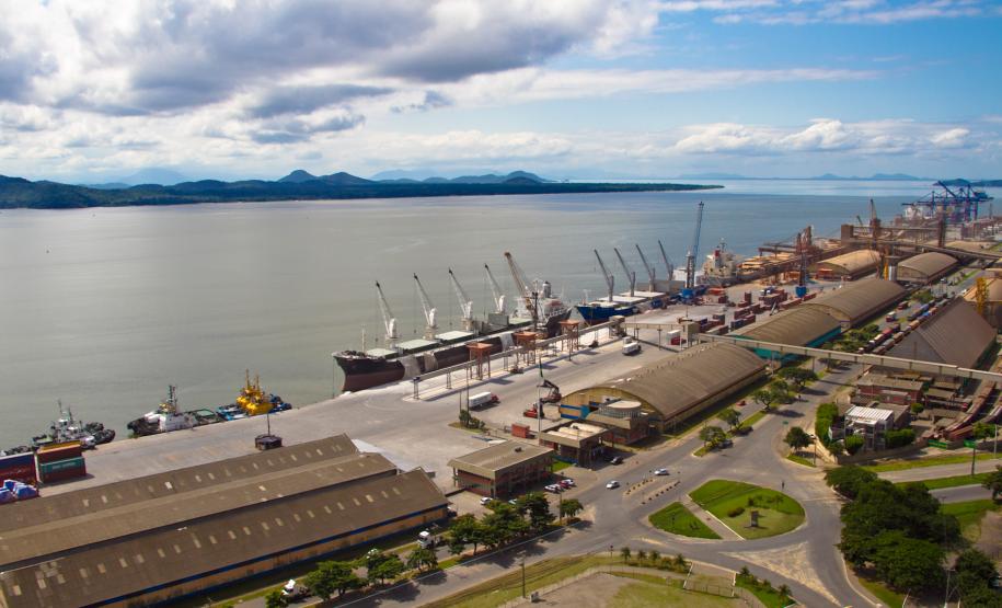 Paraguai retoma exportações de soja pelo Porto de Paranaguá O Porto de Paranaguá possui um Entreposto para escoar produtos do Paraguai (importação e exportação). Foi estabelecido, na década de 50, um convênio entre Brasil e Paraguai que criou o entreposto em Paranaguá e deu também ao Brasil um porto seco em território paraguaio.