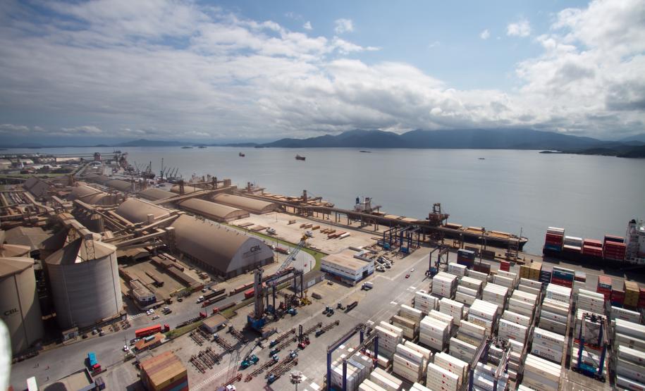 Paraguai retoma exportações de soja pelo Porto de Paranaguá Hoje, a movimentação do entreposto em Paranaguá é feita principalmente pela exportação de madeira e importação de contêineres (carga geral) e caminhões.