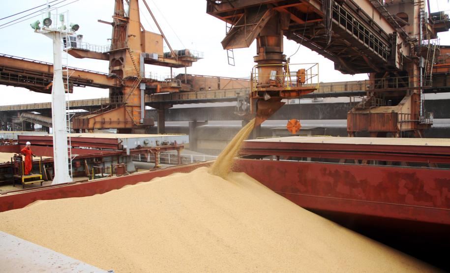 Até o final do ano, serão cerca de 100 mil toneladas de soja paraguaia exportadas através do Porto de Paranaguá. Há oito anos não eram realizadas exportações de grãos do Paraguai pelo terminal paranaense.