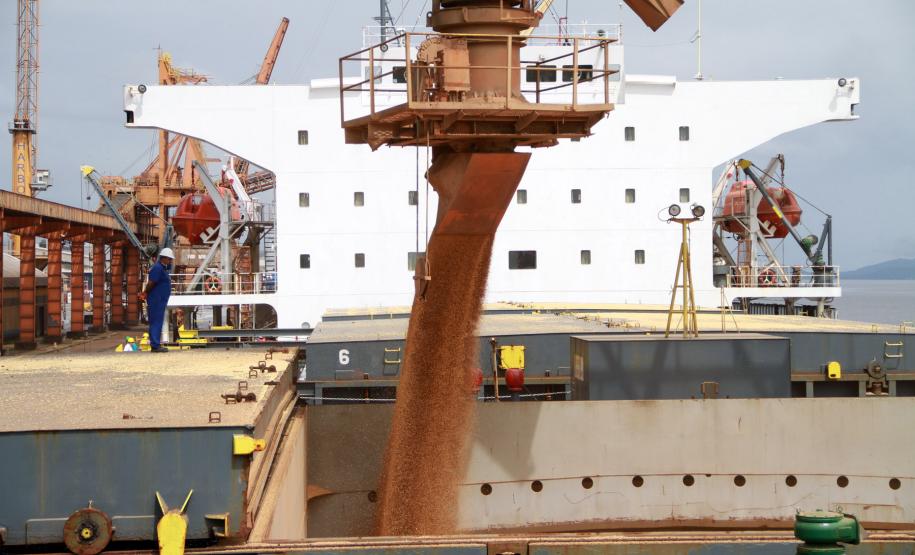 Um trabalho envolvendo o Governo do Paraná, Associação Comercial e Industrial de Foz do Iguaçu (Acifi), Ministério da Agricultura e Receita Federal está trazendo de volta os produtos paraguaios. Já estão negociadas cerca de 30 mil toneladas de soja para serem exportadas pelo Porto de Paranaguá.