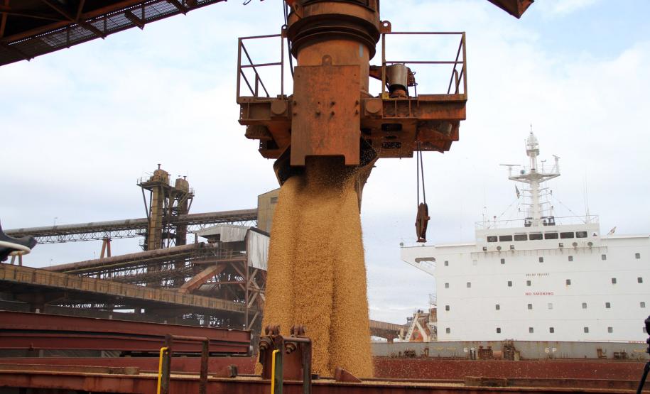 As exportações de soja paraguaia pelo Porto de Paranaguá voltarão a ser realizadas a partir de agosto. Há oito anos os paraguaios deixaram de exportar soja pelo Porto, em função das políticas públicas que dificultaram o escoamento de cargas, como a proibição do embarque de soja transgênica.