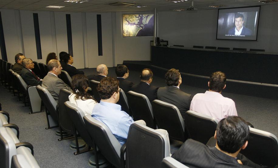 Porto de Paranaguá recebe visita de executivos chineses Um grupo de executivos da companhia chinesa Aviation Industry Corporation of China (AVIC/XAC) esteve em Paranaguá, no Litoral do estado, nesta quinta-feira (28), para conhecer as instalações do porto público e os novos projetos para expansão do terminal.