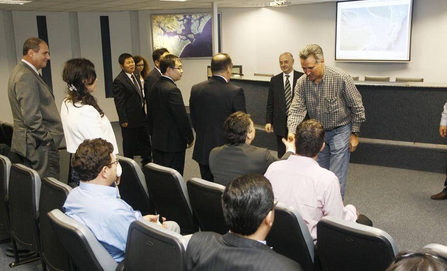 Porto de Paranaguá recebe visita de executivos chineses Um grupo de executivos da companhia chinesa Aviation Industry Corporation of China (AVIC/XAC) esteve em Paranaguá, no Litoral do estado, nesta quinta-feira (28), para conhecer as instalações do porto público e os novos projetos para expansão do terminal.