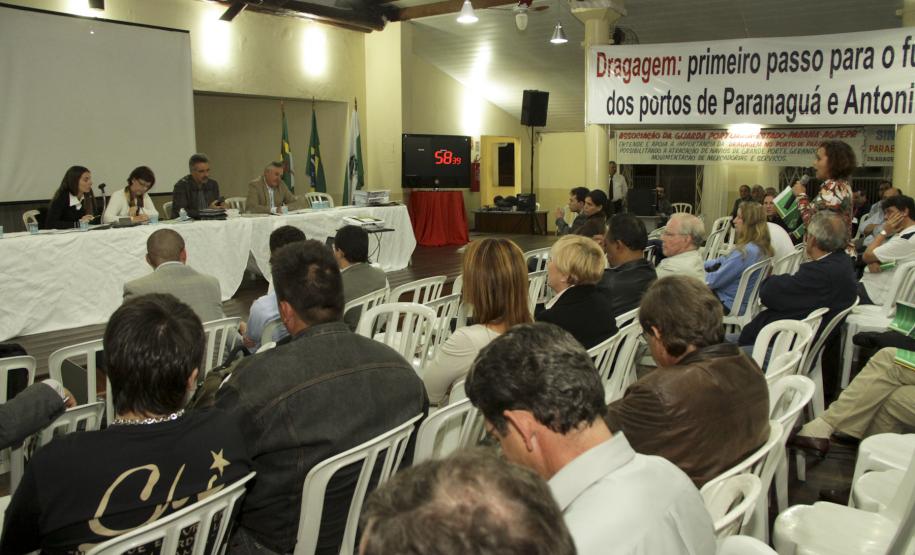 Appa e Ibama debatem dragagem de aprofundamento na baía de Paranaguá em Audiência Pública A partir de agora o Ibama abriu um prazo regulamentar de 15 dias para receber manifestações formais em relação ao EIA/RIMA e depois deve concluir a análise de toda a documentação, bem como das manifestações feitas durante a audiência