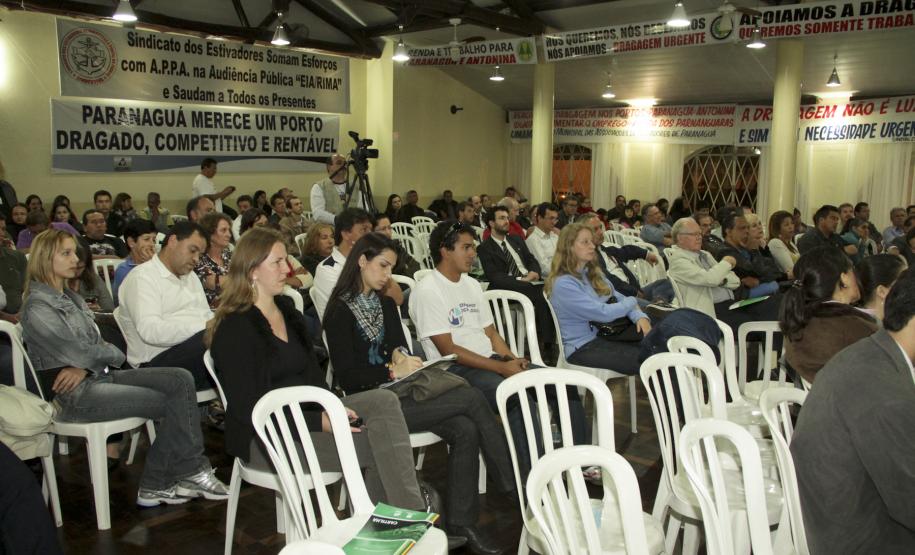 Appa e Ibama debatem dragagem de aprofundamento na baía de Paranaguá em Audiência Pública Cerca de 200 pessoas participaram da Audiência