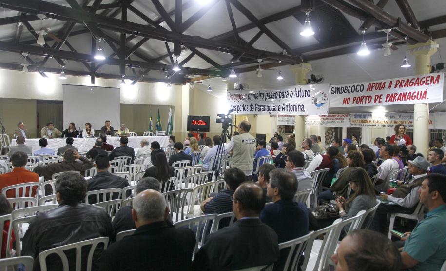 Appa e Ibama debatem dragagem de aprofundamento na baía de Paranaguá em Audiência Pública A Administração dos Portos de Paranaguá e Antonina (APPA) e o Instituto Brasileiro do Meio Ambiente e Recursos Naturais Renováveis (Ibama) promoveram uma audiência pública em Paranaguá, na noite desta quinta-feira (28), para apresentar e discutir o Estudo de Impacto Ambiental (EIA) e o respectivo Relatório de Impacto Ambiental (RIMA) das obras de dragagem de aprofundamento dos canais de navegação, berços de atracação e bacias de evolução do sistema aquaviário dos portos de Paranaguá e