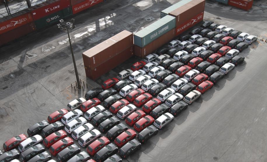 Porto de Paranaguá encontra alternativas para receber veículos A solução encontrada foi adaptar espaços alternativos ao longo do cais para condicionar os veículos e atender a demanda. A direção da Renault do Brasil enviou à Appa uma correspondência, parabenizando toda a equipe pelo atendimento à demanda, mesmo com as dificuldades alfandegárias.