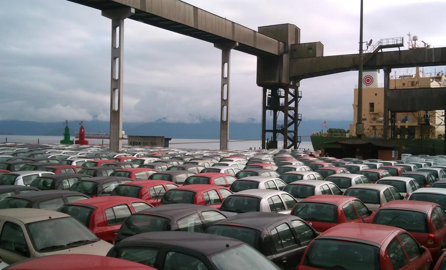 Porto de Paranaguá encontra alternativas para receber veículos Um terceiro pátio para veículos, com capacidade para 2500 unidades, está em processo de alfandegamento e deve ser liberado em poucos dias. Com isso, o Porto aumentará a capacidade de armazenagem de veículos em 30%, que permitirá atender melhor a demanda.