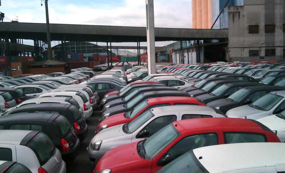 Porto de Paranaguá encontra alternativas para receber veículos Desde maio, o Brasil não concede mais licenças automáticas para a importação de alguns produtos argentinos – veículos, autopeças, produtos têxteis, entre outros. A medida veio como respostas às restrições semelhantes feitas pela Argentina contra produtos brasileiros, em fevereiro deste ano.