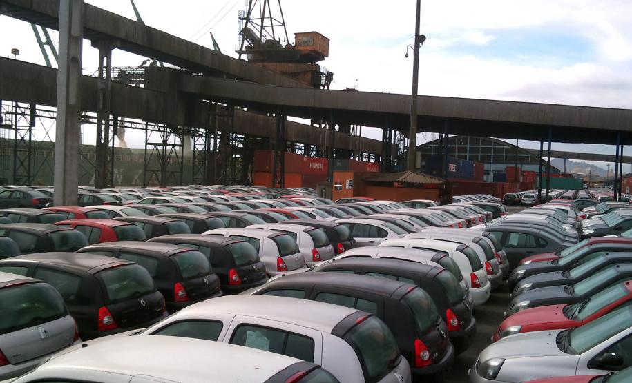 Porto de Paranaguá encontra alternativas para receber veículos O resultado das sanções foi a burocratização no processo de liberação dos produtos importados da Argentina que tem levado até 90 dias para serem liberados. Com as licenças automáticas que vigoravam anteriormente, este prazo não passava de 10 dias.