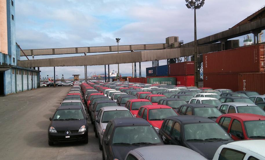 Porto de Paranaguá encontra alternativas para receber veículos Esta burocratização no processo acontece justamente num período em que a movimentação de veículos está em alta. Só no primeiro semestre deste ano, o Porto de Paranaguá registrou aumento de 48% na movimentação de veículos. Até junho, foram movimentados 101,6 mil veículos pelo Porto de Paranaguá, contra 68,8 mil no mesmo período do ano passado.