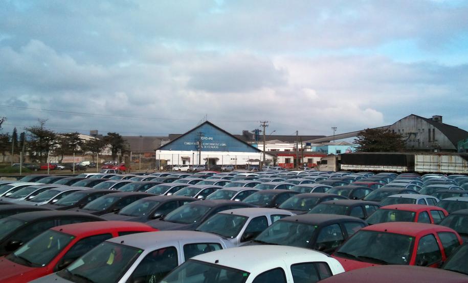 Porto de Paranaguá encontra alternativas para receber veículos O Porto de Paranaguá é o terceiro porto brasileiro que mais importa veículos, correspondendo a 12% do share nacional do segmento, ficando atrás dos portos de Santos e Vitória.