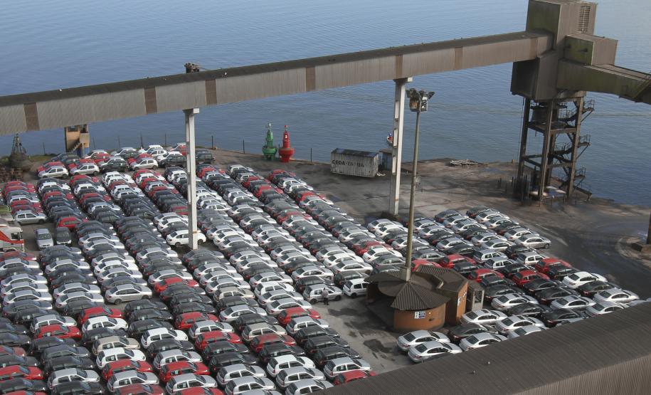 Porto de Paranaguá encontra alternativas para receber veículos A Administração dos Portos de Paranaguá e Antonina (Appa) tem trabalhado para minimizar os efeitos das restrições comerciais entre Brasil e Argentina que estão deixando lentas as liberações de veículos que chegam ao Porto de Paranaguá. Há mais de 13 mil veículos na área primária no terminal, quando a capacidade do Porto, nos dois pátios para veículos, é de 6,5 mil carros.