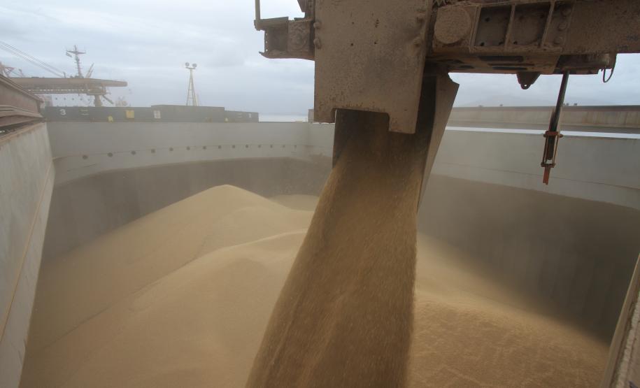 O próximo embarque de soja paraguaia pelo Porto de Paranaguá está previsto para ser realizado na primeira semana de setembro.  A previsão é que, até o final de 2011, sejam escoadas por Paranaguá 100 mil toneladas de soja proveniente do Paraguai.  Nos próximos anos, estima-se que seja possível exportar pelo porto até um milhão de toneladas de soja paraguaia.