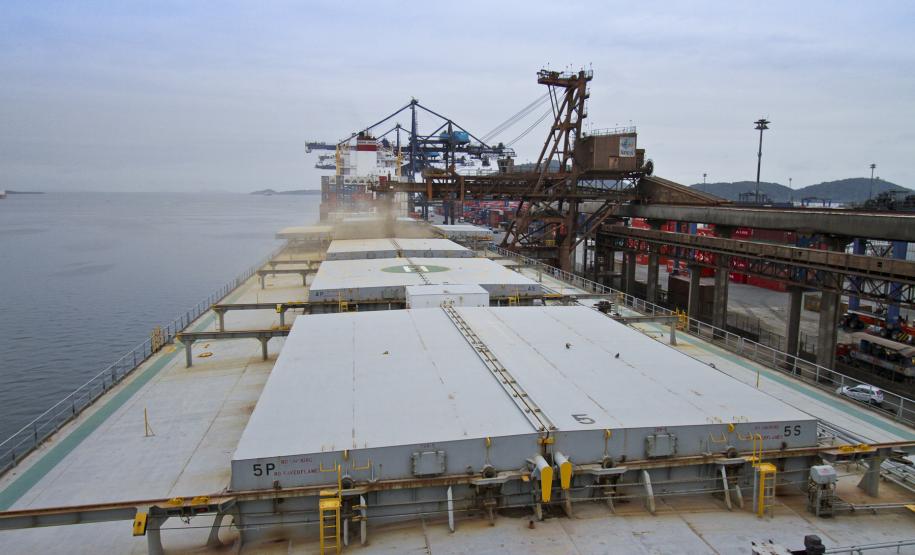 Soja paraguaia é embarcada no Porto de Paranaguá Das 48 mil toneladas de soja que o navio Angelo Della Gatta Uno transportará, 20 mil são provenientes do Paraguai. O destino da mercadoria é o porto de Israel.