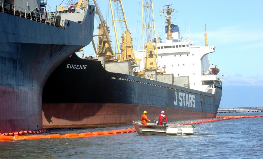 Portos paranaenses terão plano de combate à poluição por óleo Os Portos de Paranaguá e Antonina terão um Plano de Área para Combate à Poluição por Óleo. O documento, elaborado a partir dos planos de emergência individual de todas as empresas que trabalham com óleo na área portuária, irá garantir mais segurança nas operações.
