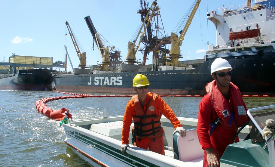 Portos paranaenses terão plano de combate à poluição por óleo O Plano reunirá um conjunto de responsabilidades a ser cumprido pelas empresas que trabalham com óleo, sob gerencia da Appa.