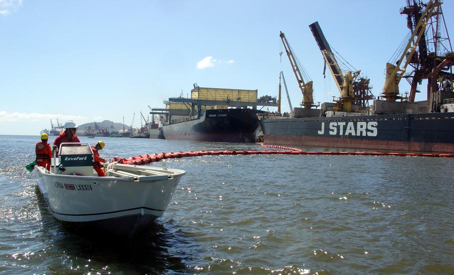 Portos paranaenses terão plano de combate à poluição por óleo O plano de área é a junção de todos os planos de emergência individual (PEI) das empresas que trabalham com potencial material poluente na área do porto. Em cumprimento às leis federais 9966/00 e 4871/03, todos os portos organizados brasileiros precisam ter planos de área para combate de derramamento de óleo.