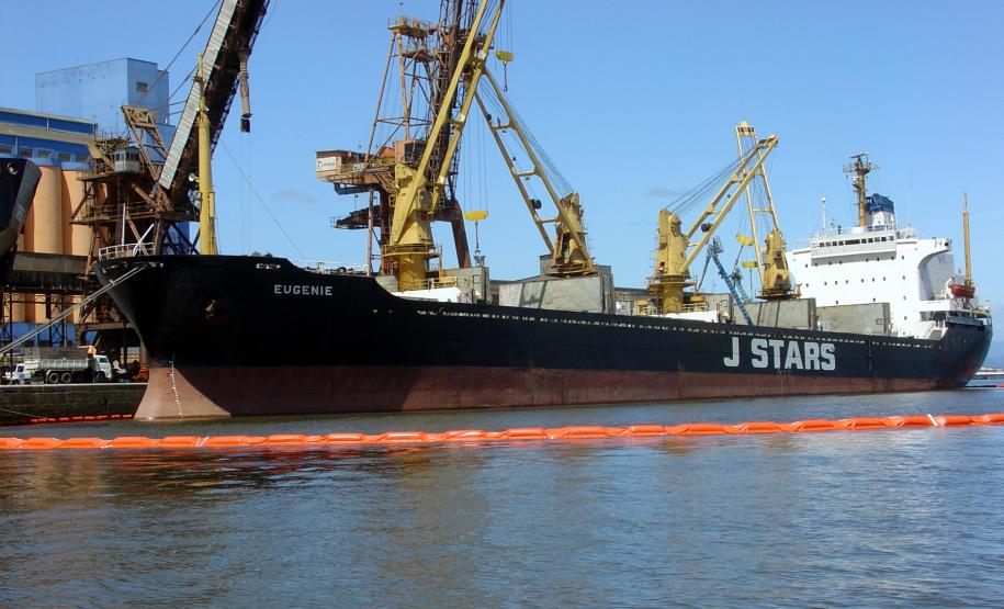 Portos paranaenses terão plano de combate à poluição por óleo Os Portos de Paranaguá e Antonina terão um Plano de Área para Combate à Poluição por Óleo. O documento, elaborado a partir dos planos de emergência individual de todas as empresas que trabalham com óleo na área portuária, irá garantir mais segurança nas operações.