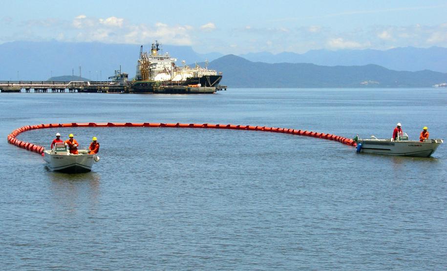 Portos paranaenses terão plano de combate à poluição por óleo A partir de agora, será formado um grupo de trabalho para discutir a criação do plano para os portos de Paranaguá e Antonina. Em Paranaguá, as empresas Cattalini, União Vopak, Fospar e Ponta do Félix já tem um plano de área que atende a legislação vigente. A meta agora é ampliar o plano a todas as empresas que utilizam dutos, tanques e marinas, que trabalham com óleo e podem causar acidentes.
