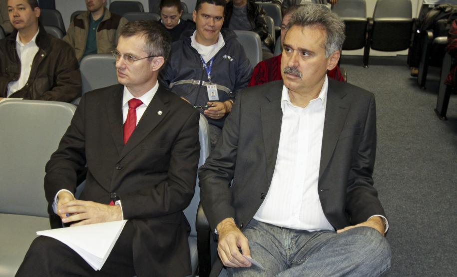 Portos paranaenses terão plano de combate à poluição por óleo Para discutir a legislação que regulamenta o plano, o Instituto Brasileiro do Meio Ambiente e dos Recursos Naturais Renováveis (Ibama) realizou na sede da Administração dos Portos de Paranaguá e Antonina (Appa), um workshop com representantes de empresas portuárias que trabalham com potencial material poluente, assim como representantes do Corpo de Bombeiros, Capitania dos Portos e secretarias municipais de meio ambiente de Paranaguá, Guaraqueçaba e Antonina