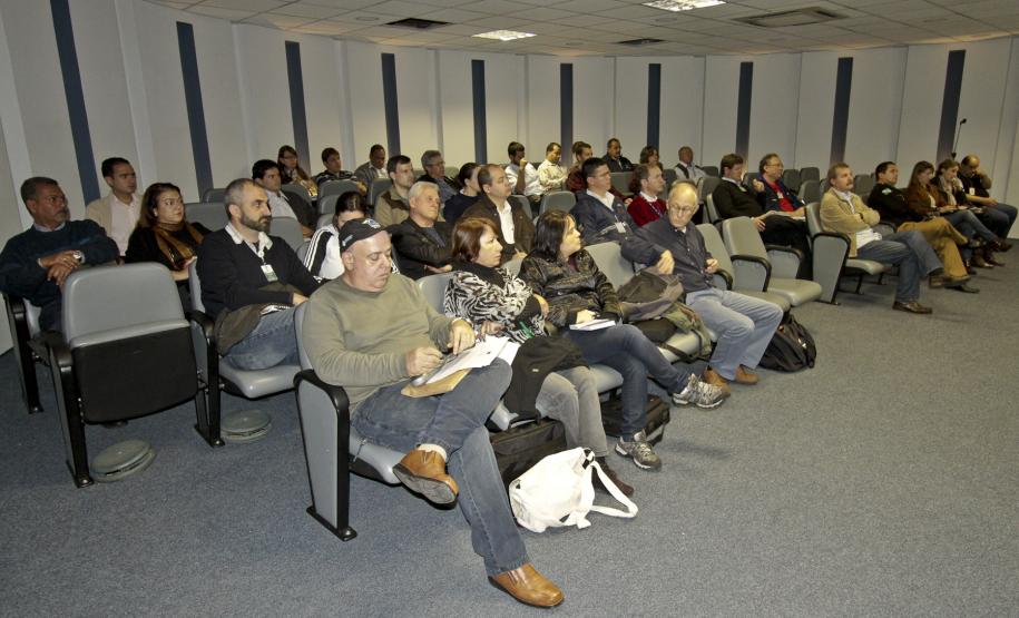 Portos paranaenses terão plano de combate à poluição por óleo Para discutir a legislação que regulamenta o plano, o Instituto Brasileiro do Meio Ambiente e dos Recursos Naturais Renováveis (Ibama) realizou na sede da Administração dos Portos de Paranaguá e Antonina (Appa), um workshop com representantes de empresas portuárias que trabalham com potencial material poluente, assim como representantes do Corpo de Bombeiros, Capitania dos Portos e secretarias municipais de meio ambiente de Paranaguá, Guaraqueçaba e Antonina.