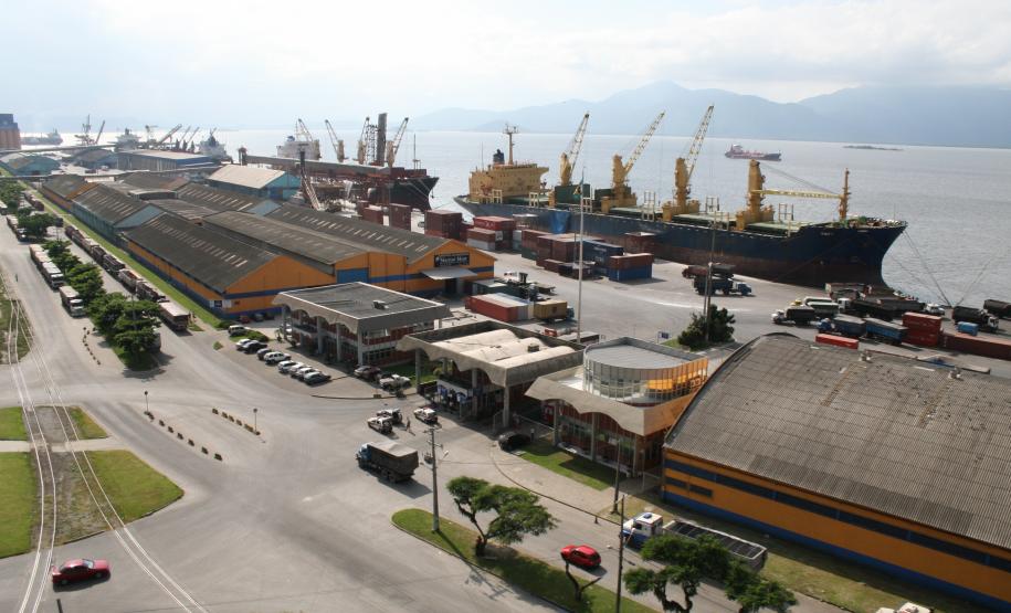 Movimentação de cargas cresce 5,8% nos portos paranaenses em oito meses A movimentação de mercadorias no Porto de Paranaguá somou 27,1 milhões de toneladas de janeiro a agosto de 2011, com aumento de 5,8% sobre a movimentação de cargas no mesmo período de 2010.