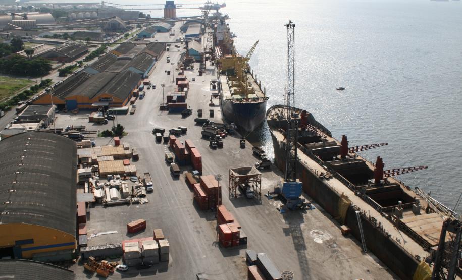 Movimentação de cargas cresce 5,8% nos portos paranaenses em oito meses Dois terços do volume movimentado pelo porto de Paranaguá neste ano correspondem a granéis sólidos produzidos pelo agronegócio, como soja, farelos, milho e açúcar, além da importação de fertilizantes, que movimentaram 5,8% a mais do que em 2010, totalizando 17,4 milhões de toneladas.