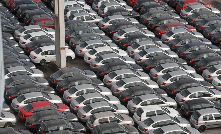 Movimentação de cargas cresce 5,8% nos portos paranaenses em oito meses A exportação e a importação de veículos pelo porto de Paranaguá também foram significativas de janeiro a agosto, com crescimento de 20,8% sobre o mesmo período do ano passado, passando de 109,5 mil para 132,4 mil unidades.