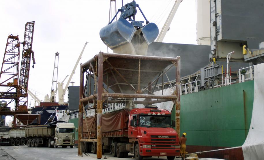 A importação de fertilizantes teve alta de 26% até agosto, passando de 5,25 milhões de toneladas para 6,6 milhões.