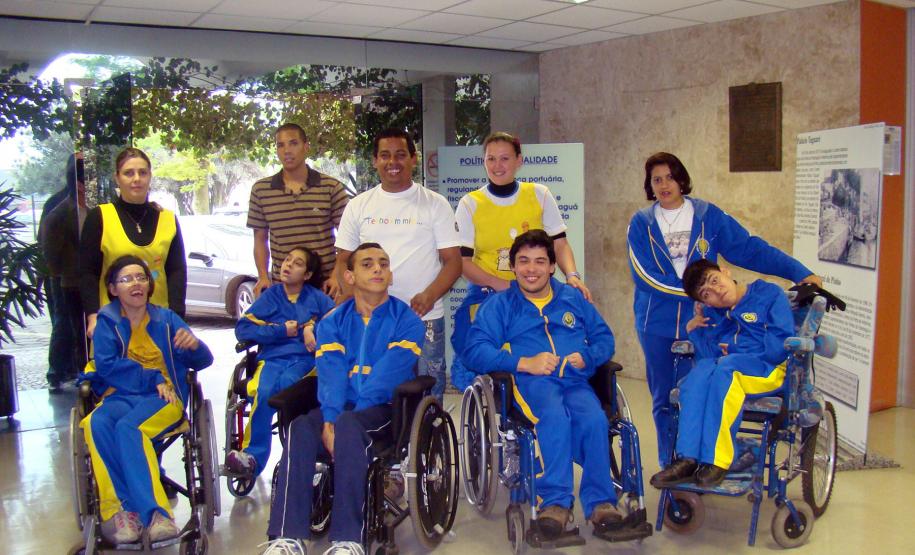 Por ano o porto recebe aproximadamente 40 mil visitas. Visitas técnicas, acadêmicas ou de escolares, acontecem mediante preenchimento de um formulário disponível na página da Appa na internet (xoops.celepar.parana/migracao/porto), no link “Conheça o Porto”. Depois de preenchido, o formulário deve ser enviado para o e-mail visitas@appa.pr.gov.br, com pelo menos, 48 horas de antecedência da data pretendida para a visitação. Mais informações podem ser obtidas pelo telefone, 41-3420-1200.