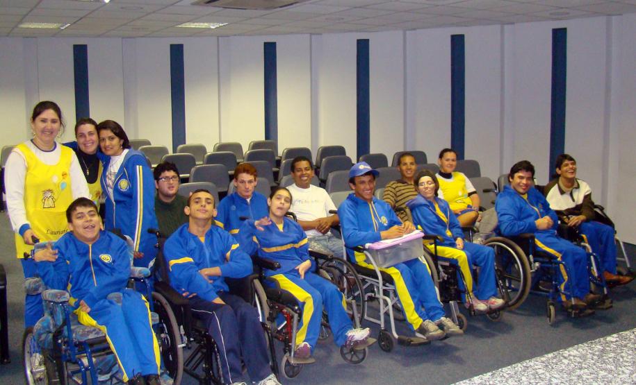 Um grupo muito especial de moradores de Paranaguá visitou o Porto nesta sexta-feira (9/9). Dez alunos com idade entre 17 e 30 anos, que participam de um programa de educação profissional da Escola de Educação Especial Maria Nelly Picanço, foram convidados a conhecer as instalações portuárias e aprender sobre as operações dos navios e as profissões. A escola é mantida pela Associação de Pais e Amigos dos Excepcionais (Apae) de Paranaguá.