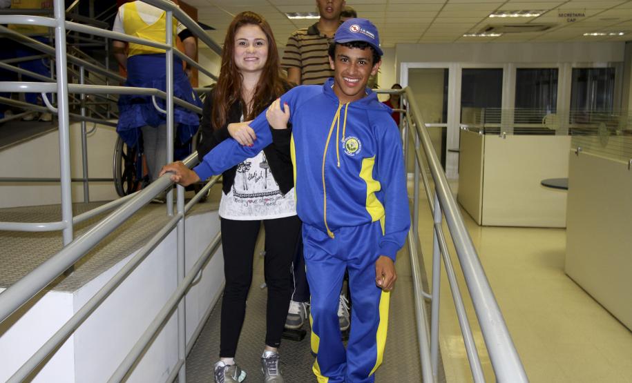 Porto recebe visita de alunos da Apae de Paranaguá Um grupo muito especial de moradores de Paranaguá visitou o Porto nesta sexta-feira (9/9). Dez alunos com idade entre 17 e 30 anos, que participam de um programa de educação profissional da Escola de Educação Especial Maria Nelly Picanço, foram convidados a conhecer as instalações portuárias e aprender sobre as operações dos navios e as profissões. A escola é mantida pela Associação de Pais e Amigos dos Excepcionais (Apae) de Paranaguá.