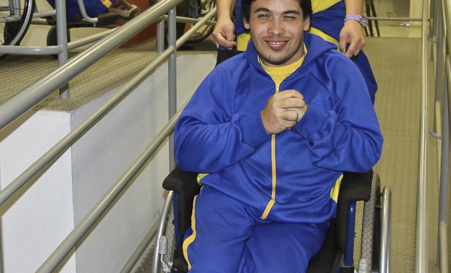 Porto recebe visita de alunos da Apae de Paranaguá Como é comum no programa de visitas monitoradas da Administração dos Portos de Paranaguá e Antonina (Appa), os estudantes assistiram a uma palestra e um vídeo de apresentação e depois foram levados de ônibus até a zona primária do porto, onde os navios atracam para movimentar as mercadorias.