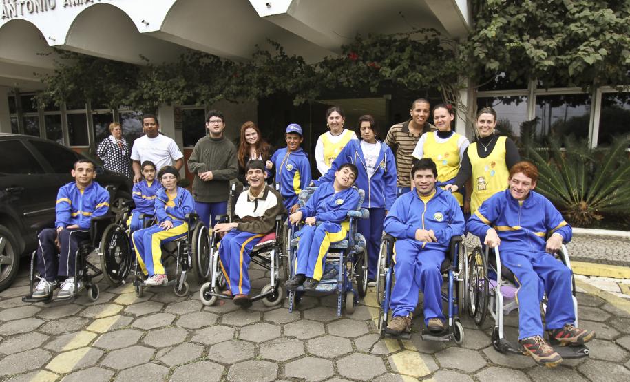 Porto recebe visita de alunos da Apae de Paranaguá Dez alunos com idade entre 17 e 30 anos, que participam de um programa de educação profissional da Escola de Educação Especial Maria Nelly Picanço, foram convidados a conhecer as instalações portuárias e aprender sobre as operações dos navios e as profissões. A escola é mantida pela Associação de Pais e Amigos dos Excepcionais (Apae) de Paranaguá.