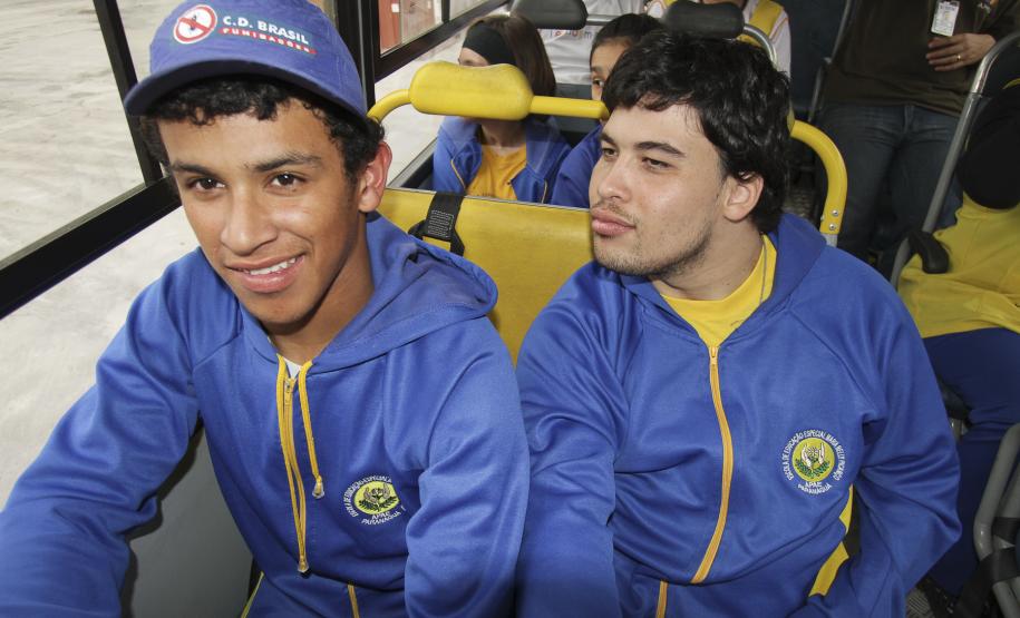 Porto recebe visita de alunos da Apae de Paranaguá Como é comum no programa de visitas monitoradas da Administração dos Portos de Paranaguá e Antonina (Appa), os estudantes assistiram a uma palestra e um vídeo de apresentação e depois foram levados de ônibus até a zona primária do porto, onde os navios atracam para movimentar as mercadorias.