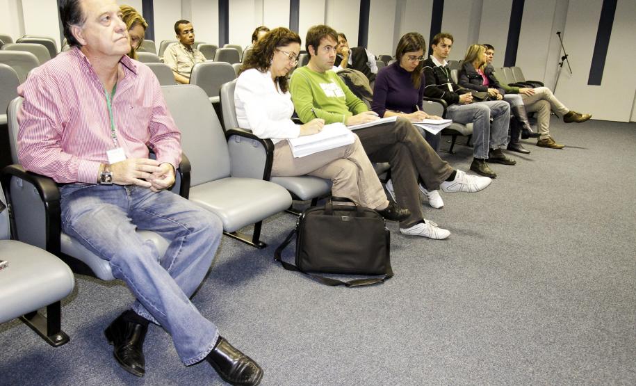 Técnicos da União Européia visitam o Porto de Paranaguá O objetivo da visita foi conhecer o sistema de recebimento, classificação, armazenagem e exportação de matérias primas para uso na alimentação animal, em especial soja e milho. A missão foi recebida pelo superintendente em exercício da Administração dos Portos de Paranaguá e Antonina (Appa), Lourenço Fregonese.