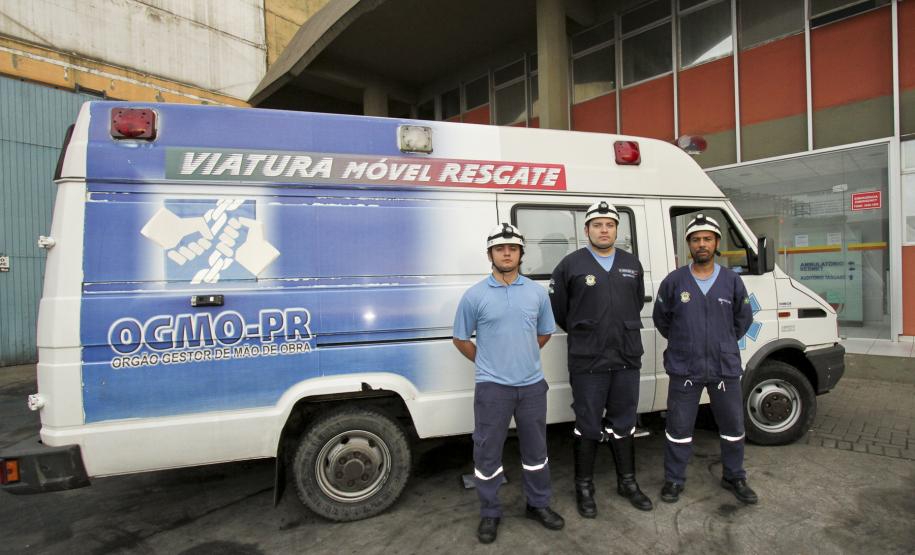 Serviço de Urgência Médica passa a funcionar dentro do cais do Porto de Paranaguá O serviço de urgência e emergência médica mantido pelo Órgão Gestor de Mão-de-Obra (OGMO) no Porto de Paranaguá acaba de ser transferido para as salas do prédio ao lado do portão principal de acesso ao cais do porto, onde funciona também o ambulatório médico da APPA. O novo telefone para chamar o serviço é 3420-1117.