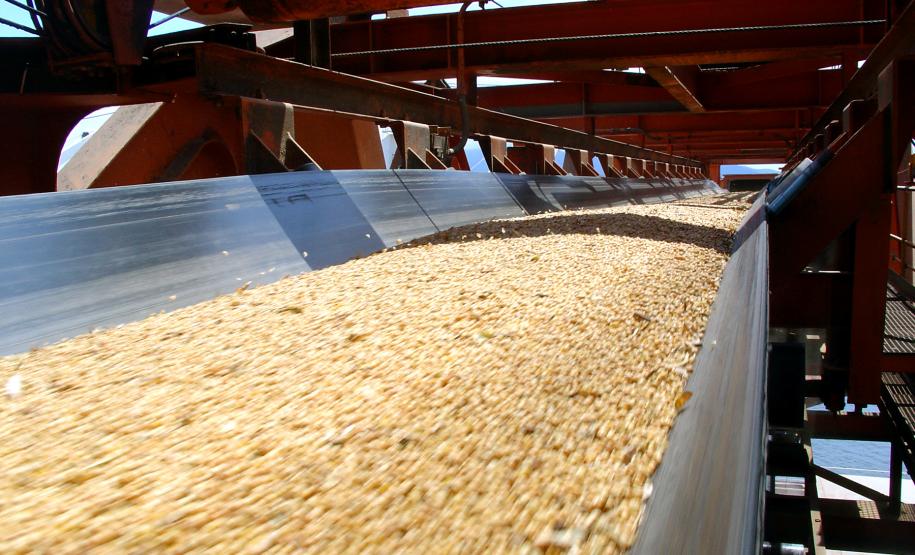 Operações no silo público do Porto de Paranaguá estão mais seguras A soja que é depositada no silo público chega através de correias elevadoras. O óleo mineral é inodoro, incolor e não afeta as características da soja. Com ele, o grão não gruda nas paredes internas do silo, minimizando desperdícios e reduzindo a necessidade de limpeza do silão.