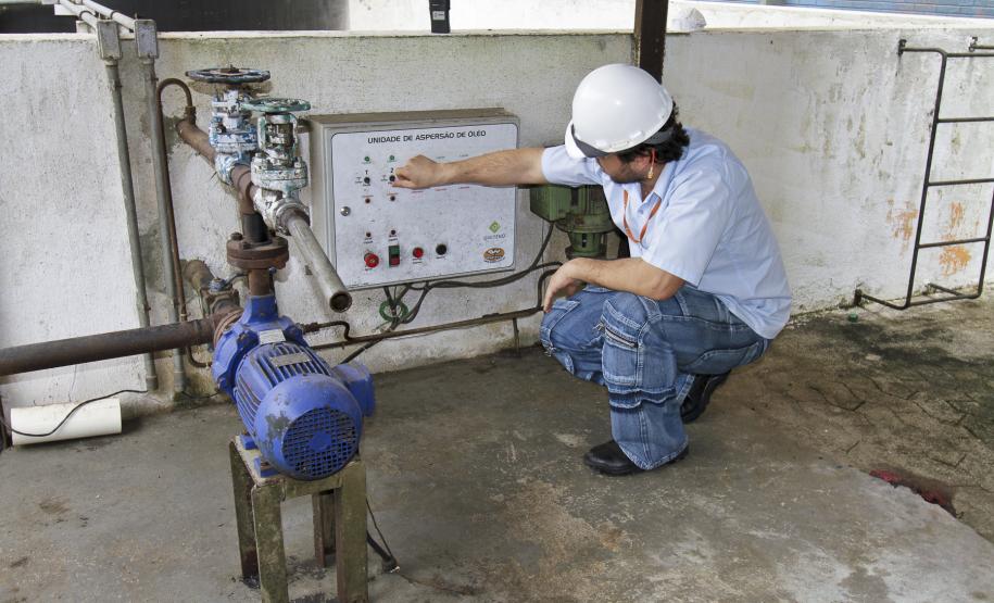 Operações no silo público do Porto de Paranaguá estão mais seguras As operações dentro do silo público do Porto de Paranaguá estão mais seguras. A Administração dos Portos de Paranaguá e Antonina (APPA) acaba de adquirir um lote de óleo mineral branco para ser pulverizado sobre a soja depositada no silo. Este pó, altamente explosivo, é eliminado com a aplicação do óleo, diminuindo o risco de acidentes e explosões.