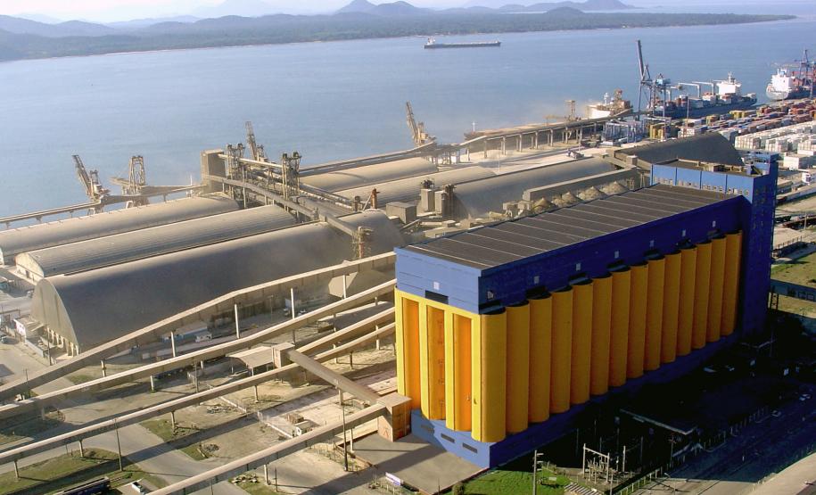 Operações no silo público do Porto de Paranaguá estão mais seguras O silo público do Porto de Paranaguá foi construído em 1979 e tem capacidade para armazenar 100 mil toneladas de soja. Em função do risco de explosão da manipulação do produto, já ocorreram três acidentes no silo, sendo que a última explosão aconteceu em 1992.