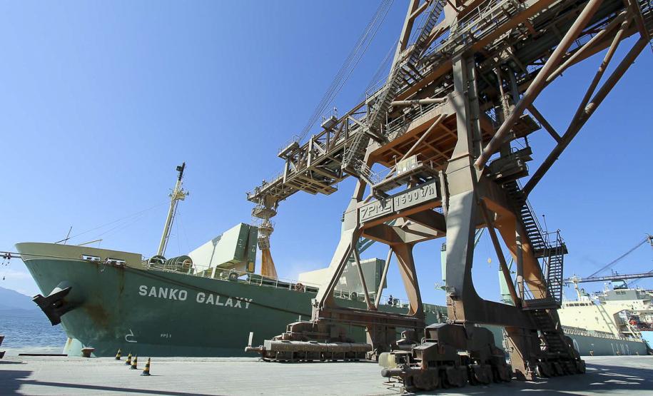 Exportações de soja pelo Porto de Paranaguá crescem 16% de janeiro a setembro A movimentação de mercadorias pelos portos de Paranaguá e Antonina nos nove primeiros meses do ano registrou alta de 7% em comparação a 2010. Foram 31,3 milhões de toneladas de produtos movimentados.