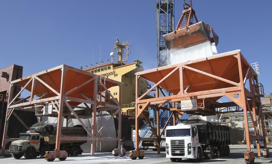 Exportações de soja pelo Porto de Paranaguá crescem 16% de janeiro a setembro Já nas importações, os fertilizantes apresentaram aumento de 34% em relação a 2010. Foram 6 milhões de toneladas de fertilizantes importados, o que mantém o Porto de Paranaguá na liderança nacional na importação do produto. Os principais países de origem dos fertilizantes importados por Paranaguá são Rússia, Canadá e Belarus.