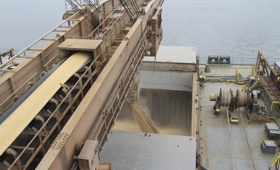 Exportações de soja pelo Porto de Paranaguá crescem 16% de janeiro a setembro Considerando o total das exportações de granéis sólidos, o Porto de Paranaguá movimentou 14,4 milhões de toneladas, alta de 4% em relação a 2010.