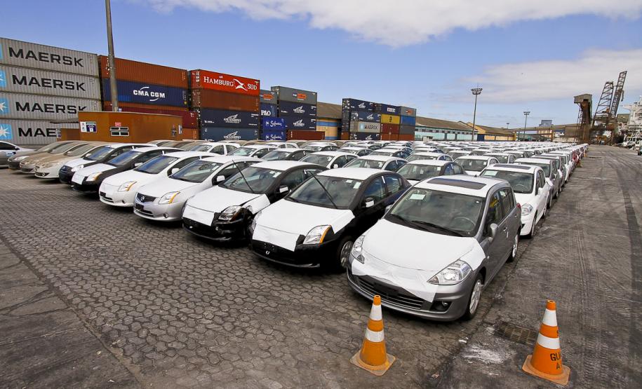 Porto de Paranaguá recebe peças gigantes Além das peças de grande porte, o cais do Porto de Paranaguá está sendo utilizado para a armazenagem de veículos. Em função das restrições comerciais entre Brasil e Argentina, a liberação de veículos importados que chegam ao Porto estão mais lentas, lotando os pátios. Com isso, a Appa tem usado espaços alternativos ao longo do cais para condicionar os veículos e atender a demanda.