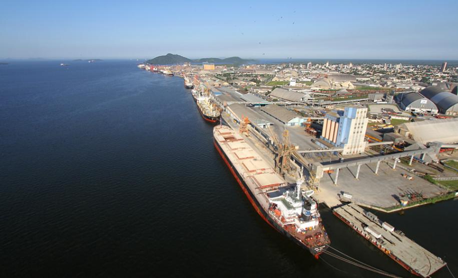 Especialistas discutem atividade portuária nacional em Paranaguá Normas de regulação, navegação de cabotagem, profissionalização da mão de obra e plano de gerenciamento de resíduos sólidos da área portuária foram alguns dos temas debatidos nesta quinta-feira (20), durante a XXI Cooperaportos, em Paranaguá.