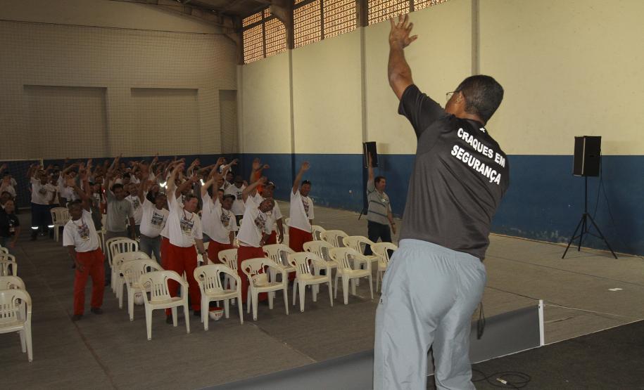Terminais de Granéis Líquidos de Paranaguá realizam semana interna de prevenção de acidentes no trabalho A programação, que vai até sexta-feira (28), foi iniciada com uma palestra do técnico em segurança e saúde José Antônio da Silva. Ele fez um comparativo entre uma partida de futebol e os cuidados que todos precisam ter em relação à segurança. Nesta terça-feira, serão apresentados pelos técnicos de segurança dos terminais as atividades de riscos de cada uma das empresas.