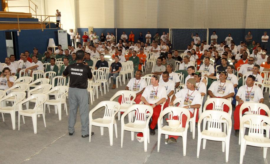 Terminais de Granéis Líquidos de Paranaguá realizam semana interna de prevenção de acidentes no trabalho Até a próxima sexta-feira (28) acontece em Paranaguá a 4ª Semana Interna de Prevenção de Acidentes no Trabalho dos terminais de granéis líquidos do Porto de Paranaguá (SIPAT). As empresas Álcool do Paraná, Cattalini, CPA, Transpetro e União Vopak uniram-se para preparar e promover o evento, que nesta edição tem como tema “Unidos Pela Segurança Mais Uma Vez”.