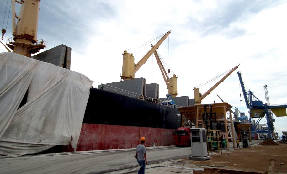 Movimentação de mercadorias pelo Porto de Antonina cresce 800% em 2011 Entre as mercadorias movimentadas, o fertilizante é a que lidera as operações no Porto de Antonina. O terminal tem sido utilizado como alternativa para a movimentação do produto, desafogando as operações em Paranaguá e permitindo que os navios consigam ser atendidos com maior agilidade.