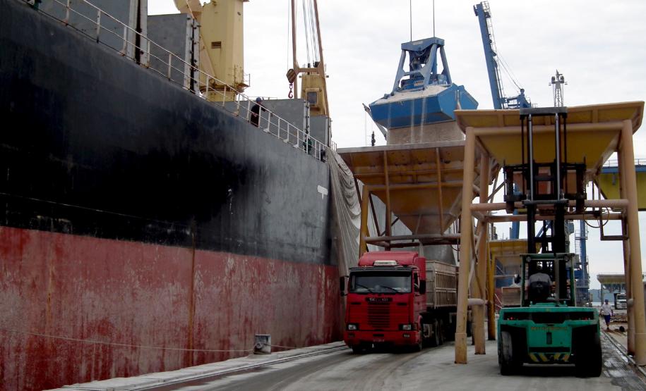 Movimentação de mercadorias pelo Porto de Antonina cresce 800% em 2011 Em 2010, até outubro, foram movimentadas pelo Porto de Antonina apenas 20 mil toneladas de mercadorias. O volume movimentado este ano, portanto, é 816% superior. Além de fertilizantes, o terminal também movimenta cargas de açúcar, contêineres e carga geral.